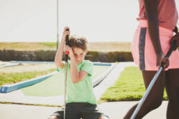 Genießen Sie mit Dirk Schumacher aus Kapstadt emotionale und spaßige Kinderfotografie. Unsere Bilder erfassen die unbeschwerte Freude beim Minigolfspielen, eingefangen in lebendigen Momenten voller Emotionen