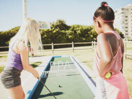 Genießen Sie mit Dirk Schumacher aus Kapstadt emotionale und spaßige Kinderfotografie. Unsere Bilder erfassen die unbeschwerte Freude beim Minigolfspielen, eingefangen in lebendigen Momenten voller Emotionen