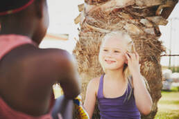 Genießen Sie mit Dirk Schumacher aus Kapstadt emotionale und spaßige Kinderfotografie. Unsere Bilder erfassen die unbeschwerte Freude beim Minigolfspielen, eingefangen in lebendigen Momenten voller Emotionen