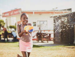 Genießen Sie mit Dirk Schumacher aus Kapstadt emotionale und spaßige Kinderfotografie. Unsere Bilder erfassen die unbeschwerte Freude beim Minigolfspielen, eingefangen in lebendigen Momenten voller Emotionen