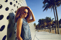 Der renommierte Fotograf Dirk Schumacher lässt seine Linse über die atemberaubenden Strände und pulsierenden Straßen von Miami Beach gleiten, um die neueste Kampagne für kbl eyewear zum Leben zu erwecken. Mit der Sonne Floridas als Kulisse und dem Glanz der Stadt als Inspiration fängt er die Essenz von Stil und Eleganz ein, die die Brillenkollektion verkörpert. Jedes Bild erzählt eine Geschichte von Sonne, Spaß und zeitloser Schönheit, während die kbl-Brillen den Geist des luxuriösen Lebensstils in Miami Beach verkörpern