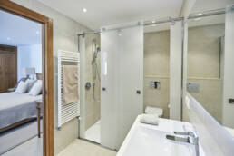 Business Fotografie Dirk Schumacher Mallorca“ bietet hochwertige Fotografie-Dienstleistungen für Unternehmen auf Mallorca. In Zusammenarbeit mit „Lieb & Partner Real Estate L.L.C.“ sorgt er dafür, dass Immobilien mit beeindruckenden Bildern ins beste Licht gerückt werden, um ihre Einzigartigkeit und besonderen Merkmale hervorzuheben