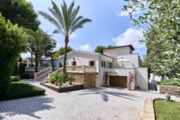 Business Fotografie Dirk Schumacher Mallorca“ bietet hochwertige Fotografie-Dienstleistungen für Unternehmen auf Mallorca. In Zusammenarbeit mit „Lieb & Partner Real Estate L.L.C.“ sorgt er dafür, dass Immobilien mit beeindruckenden Bildern ins beste Licht gerückt werden, um ihre Einzigartigkeit und besonderen Merkmale hervorzuheben