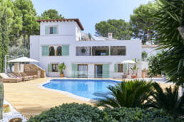 Business Fotografie Dirk Schumacher Mallorca“ bietet hochwertige Fotografie-Dienstleistungen für Unternehmen auf Mallorca. In Zusammenarbeit mit „Lieb & Partner Real Estate L.L.C.“ sorgt er dafür, dass Immobilien mit beeindruckenden Bildern ins beste Licht gerückt werden, um ihre Einzigartigkeit und besonderen Merkmale hervorzuheben