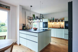 Entdecken Sie das meisterhafte Handwerk von Sven Illner, Ihrem Schreinermeister aus Wermelskirchen. Diese beeindruckenden Interieur-Aufnahmen wurden von dem erfahrenen Fotografen Dirk Schumacher für die Schreinermeister Illner aus Wermelskirchen geschaffen. Sie fangen nicht nur die emotionale Wirkung, sondern auch die präzise Handwerkskunst und die hochwertige Umsetzung der Produkte der Schreinerei Illner ein.