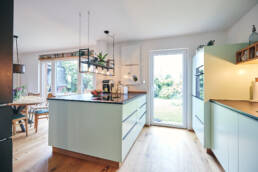 Entdecken Sie das meisterhafte Handwerk von Sven Illner, Ihrem Schreinermeister aus Wermelskirchen. Diese beeindruckenden Interieur-Aufnahmen wurden von dem erfahrenen Fotografen Dirk Schumacher für die Schreinermeister Illner aus Wermelskirchen geschaffen. Sie fangen nicht nur die emotionale Wirkung, sondern auch die präzise Handwerkskunst und die hochwertige Umsetzung der Produkte der Schreinerei Illner ein.